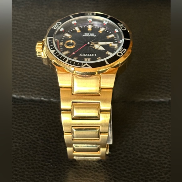 Citizen Eco-Drive WR 200 J810- S097339 Gold&Black Stainless Steel Men’s Watch - Picture 3 of 9